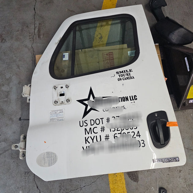 2018-2024 FREIGHTLINER CASCADIA 126 LEFT DRIVER DOOR Complete W/ GLASS OEM